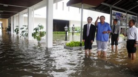 Tổng[-]thống[-]Bambang[-]Yudhoyono[-]lội[-]nước[-]trong[-]dinh[-]tổng[-]thống